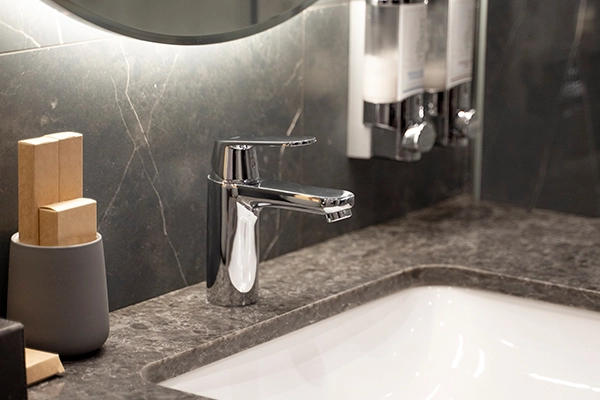 Accesorios de baño Valencia con grifería y lavabo moderno en baño