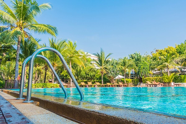 Accesorios Piscina Valencia con escalera de acero inoxidable en piscina exterior