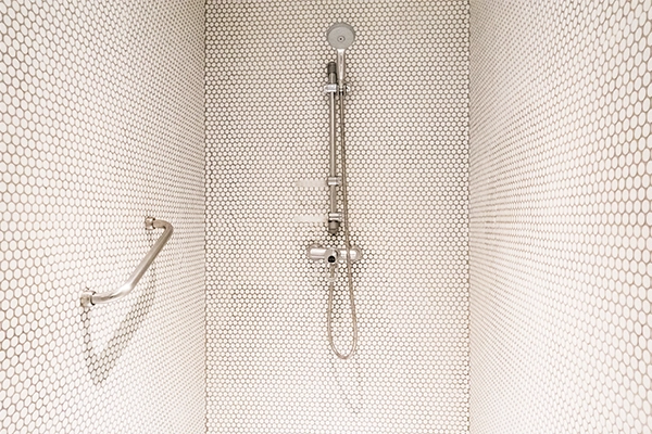 Columnas de ducha Valencia: columna de ducha instalada en baño con revestimiento cerámico.