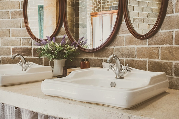 Lavabos Valencia: lavabo cerámico con grifería clásica en baño decorado.