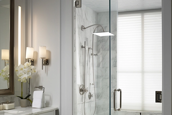 Platos de ducha Valencia: plato de ducha integrado en baño moderno con mampara de cristal.