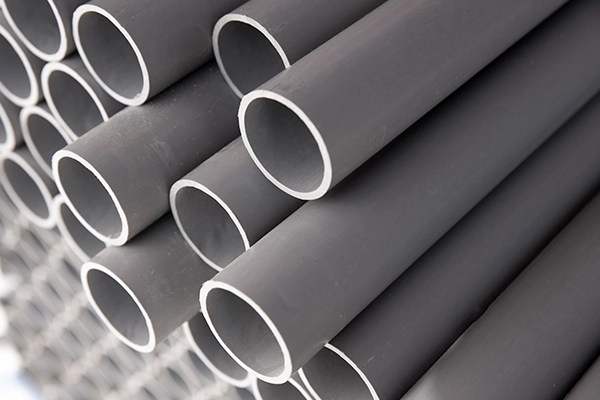 Tuberías PVC Valencia: tuberías de PVC apiladas para instalaciones de fontanería y saneamiento.