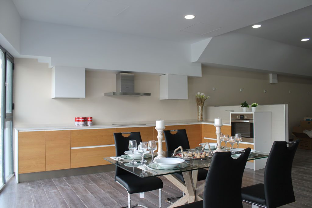 Muebles de cocina Valencia en cocina moderna con acabados en madera y blanco