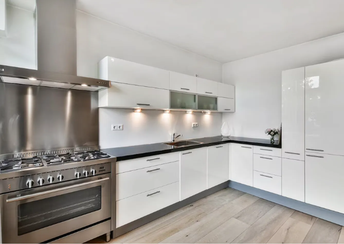 Diseño de cocinas Valencia | CAFALIA Diseño de cocinas Valencia con mobiliario blanco, encimera oscura y distribución en L