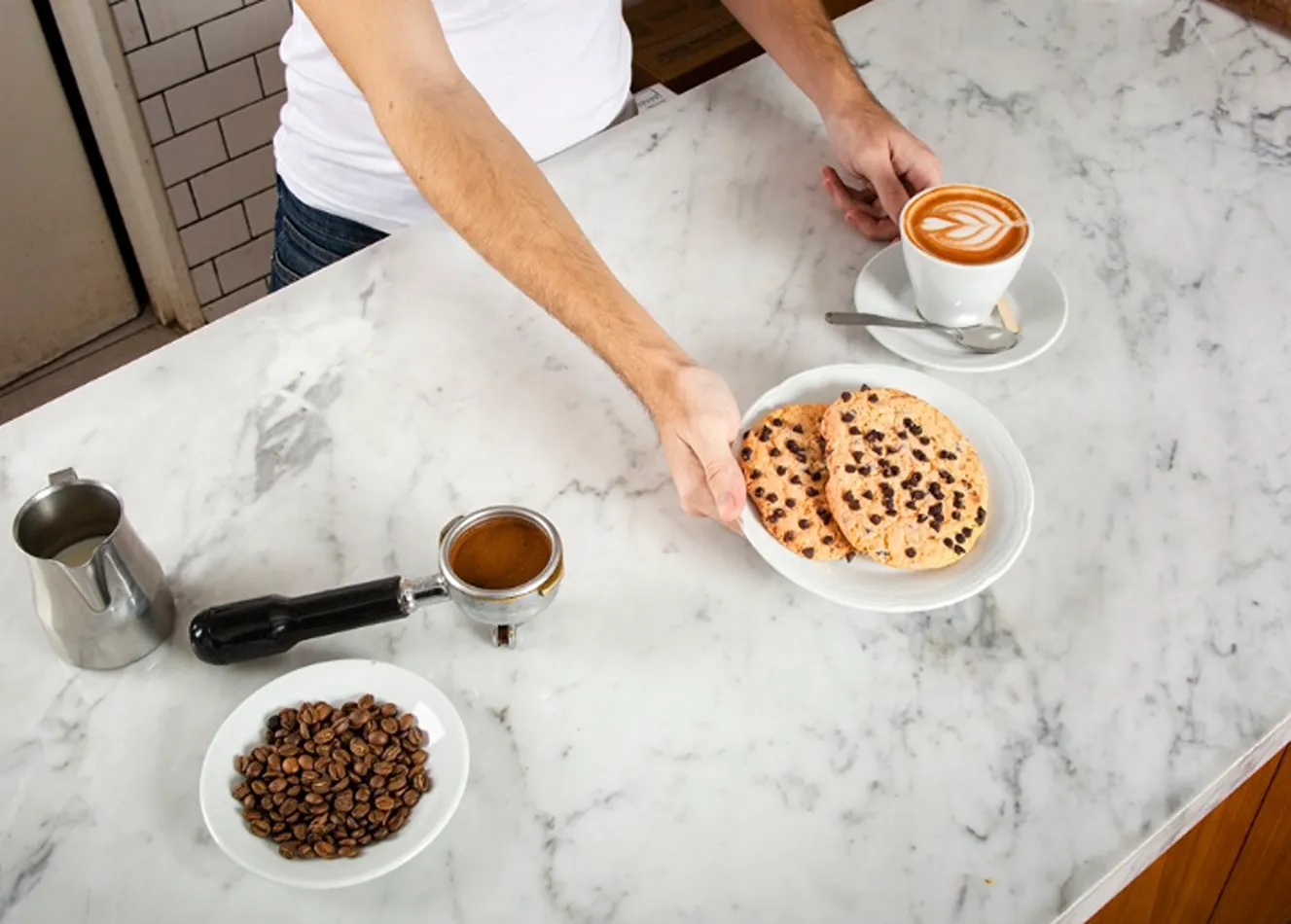 Encimeras de cocina Valencia | CAFALIA Encimeras de cocina Valencia con superficie de mármol claro en una cafetería